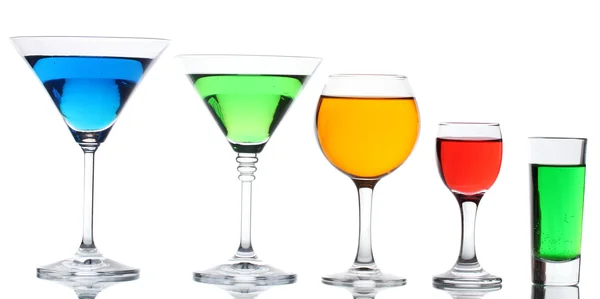 Алкогольные коктейли, изолированные на белом — стоковое фото