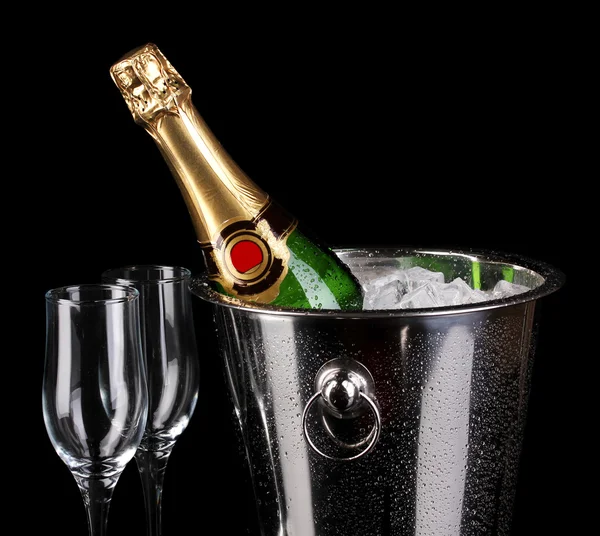 Flaska champagne i hink isolerade på svart — Stockfoto
