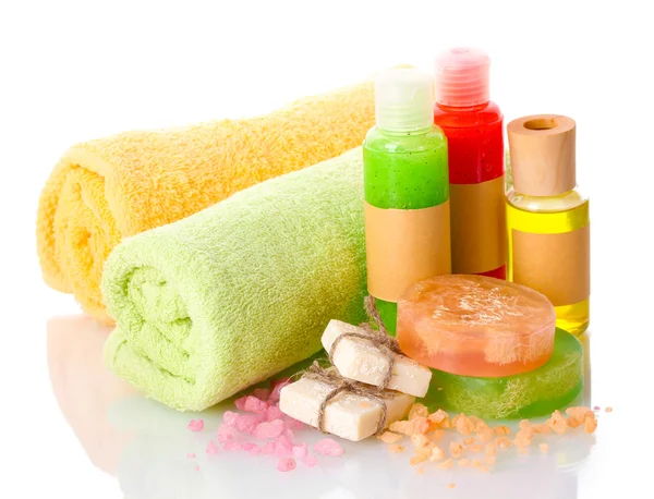 Lahve, mýdla, mořská sůl a ručníky izolovaných na bílém — Stock fotografie