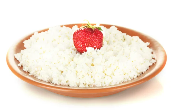 Cottage cheese dengan strawberry dalam piring yang diisolasi pada putih — Stok Foto