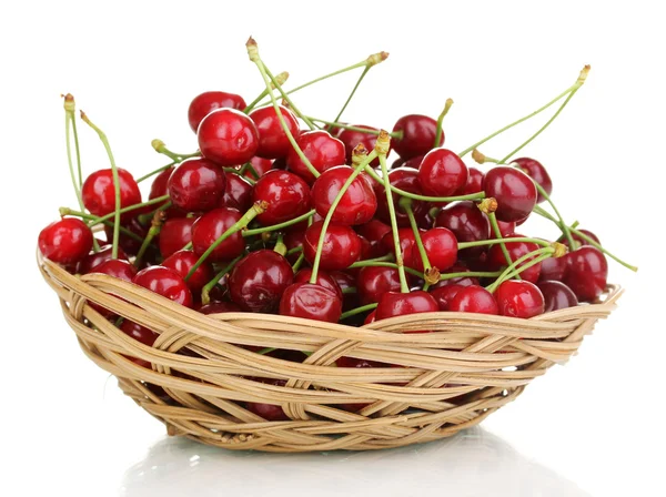 Спелые ягоды вишни в корзине изолированы на белом — стоковое фото