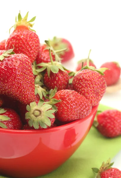 Fresas maduras dulces en un tazón aislado sobre blanco — Foto de Stock