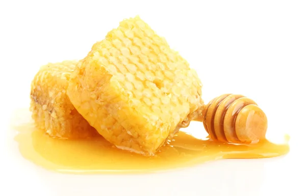 Panales dorados y rociador de madera con miel aislada en blanco —  Fotos de Stock