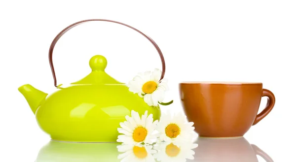 Konvice a šálek heřmánkového čaje izolované na bílém — Stock fotografie