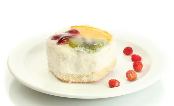 Pastel dulce con frutas en plato aislado en blanco — Foto de Stock