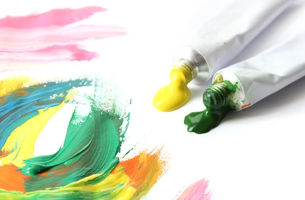 Abstrato de tinta acrílica e tubos de pintura isolados em branco — Fotografia de Stock