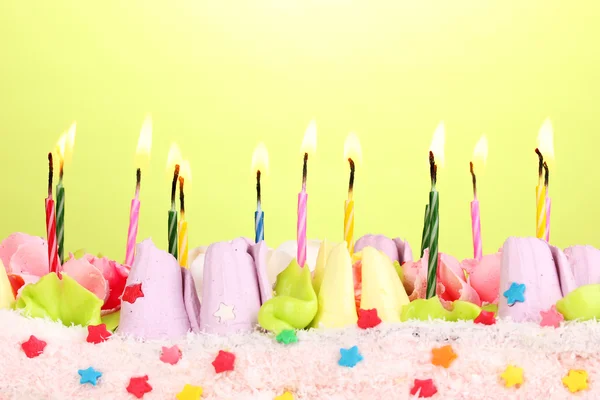 Tort urodzinowy z świece na zielonym tle — Zdjęcie stockowe