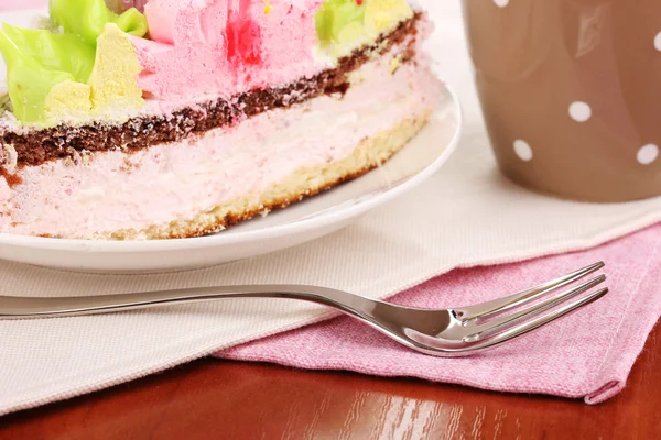 Сливочный торт на блюдце на столе крупным планом — стоковое фото