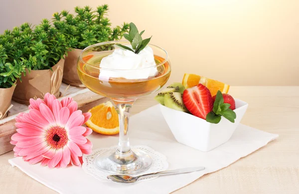 Geleia de frutas em vidro e frutas na mesa no café — Fotografia de Stock