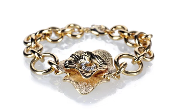 Schöne goldene Armband mit Edelsteinen isoliert auf weiß — Stockfoto