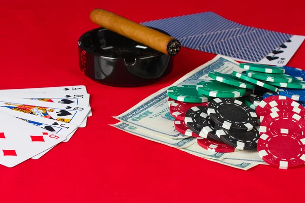 A mesa de poker vermelho com cartas de jogo abertas — Fotografia de Stock