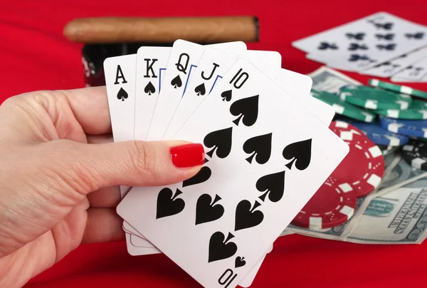 Ženská ruka hraje karty royal flush — Stock fotografie