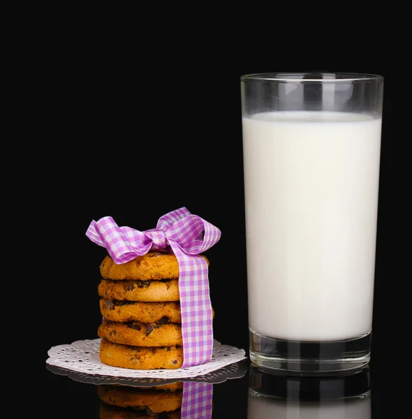 ミルクとクッキー黒に分離 — ストック写真