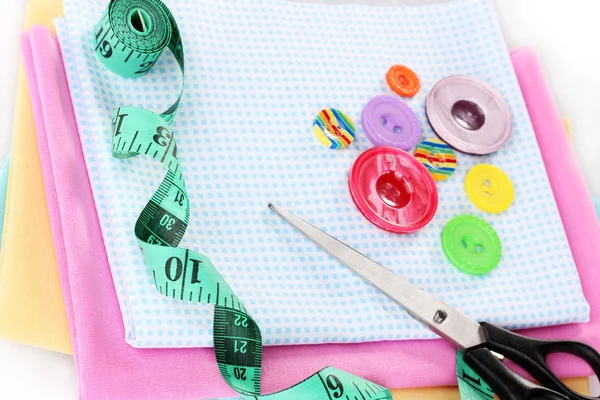 Швейные принадлежности и ткань крупным планом — стоковое фото
