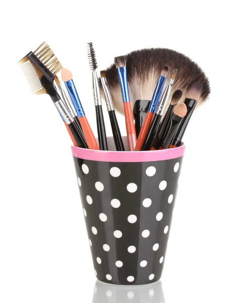 Make-up-Pinsel in einer schwarzen Tasse mit Punkten isoliert auf weiß — Stockfoto