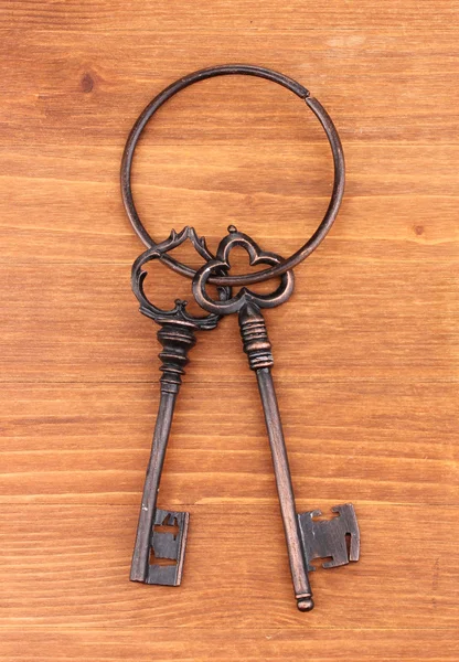 Ένα μάτσο αντίκες κλειδιά σε ξύλινα φόντο — Φωτογραφία Αρχείου