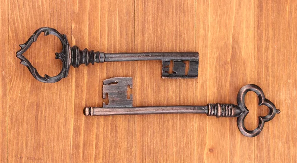 Dwie zabytkowe klucze na drewniane tła — Zdjęcie stockowe