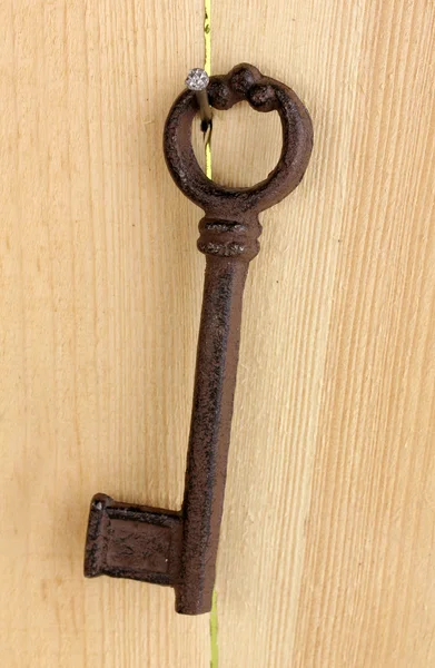 Antik nyckel på trä bakgrund — Stockfoto