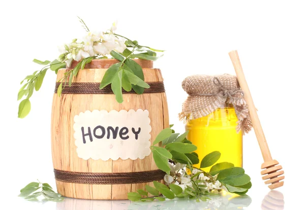 白い上に隔離されたアカシアの花とバレルと瓶の甘い蜂蜜 — ストック写真