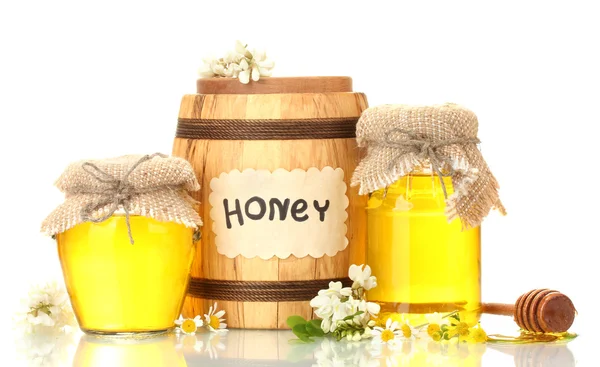 Солодкий мед в бочці і банки з квітами акації ізольовані на білому — стокове фото