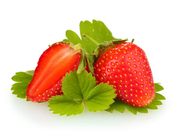 甜美成熟的草莓叶上白色隔离 — 图库照片