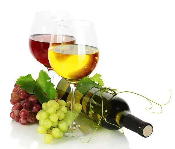 Μπουκάλι και ποτήρια κρασί και ώριμα σταφύλια που απομονώνονται σε λευκό — Φωτογραφία Αρχείου