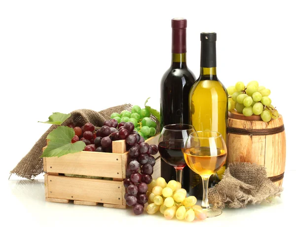 Beczki, butelki i kieliszków wina i dojrzałych winogron na białym tle — Zdjęcie stockowe