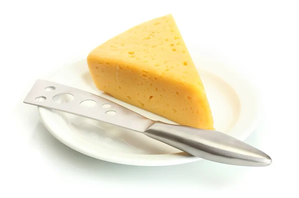 Sabroso queso y cuchillo en plato aislado en blanco — Foto de Stock