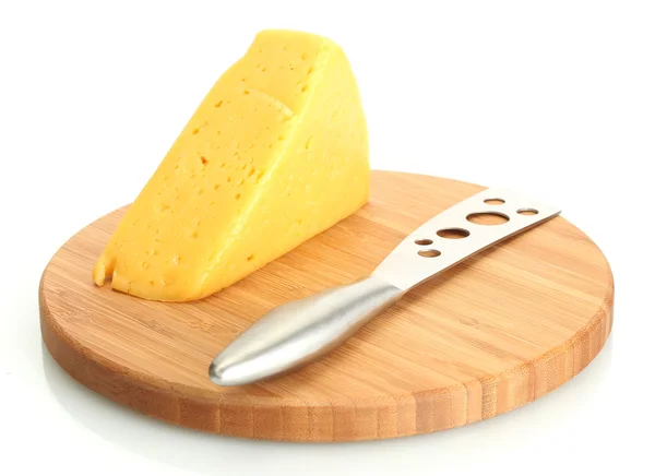 Νόστιμο τυρί και μαχαίρι σε ξύλινο κοπή του σκάφους που απομονώνονται σε λευκό — Φωτογραφία Αρχείου