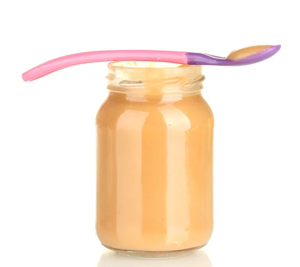 Βάζο με παιδικές τροφές και το κουτάλι που απομονώνονται σε λευκό φόντο close-up — Φωτογραφία Αρχείου
