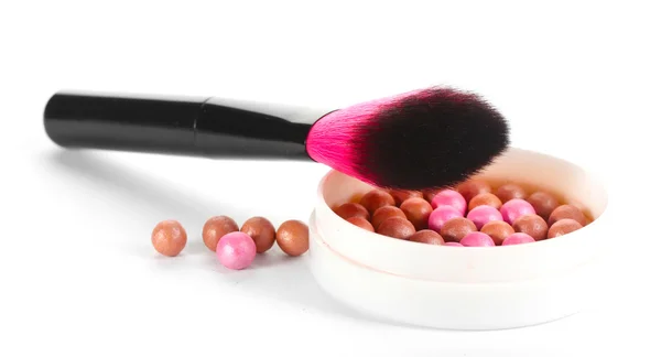 Cepillo para maquillaje con bolas de polvo aisladas en blanco — Foto de Stock