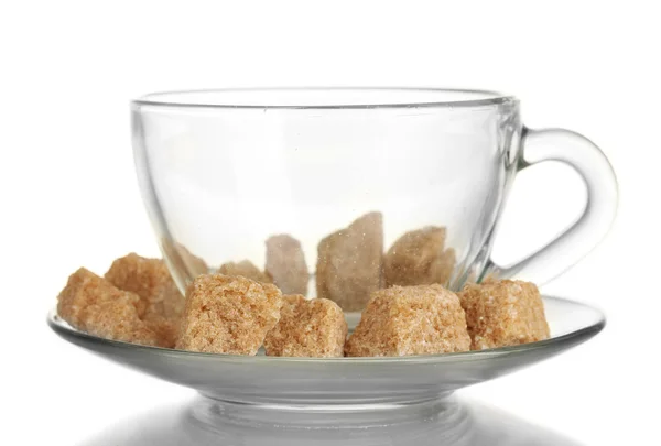 Cubes de sucre de canne brun dans une tasse en verre isolé sur blanc — Photo