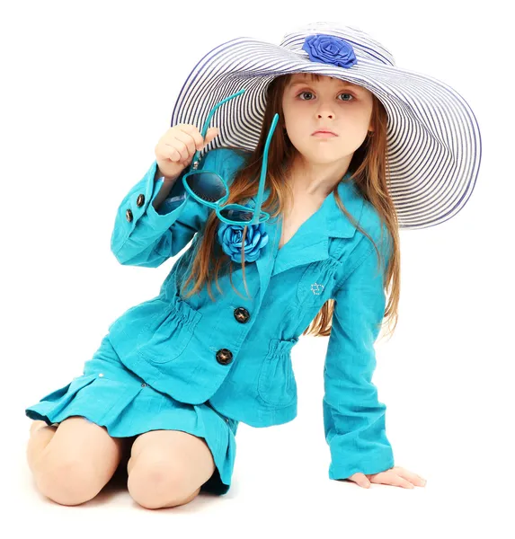 Porträtt av rolig liten flicka med solglasögon och hatt isolerad på vit — Stockfoto