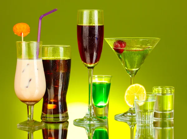 Una variedad de bebidas alcohólicas sobre fondo verde — Foto de Stock