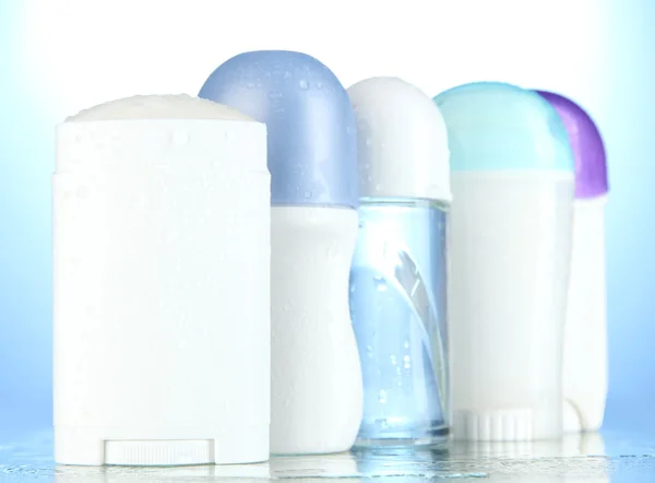 Deodorant na modrém pozadí — Stock fotografie