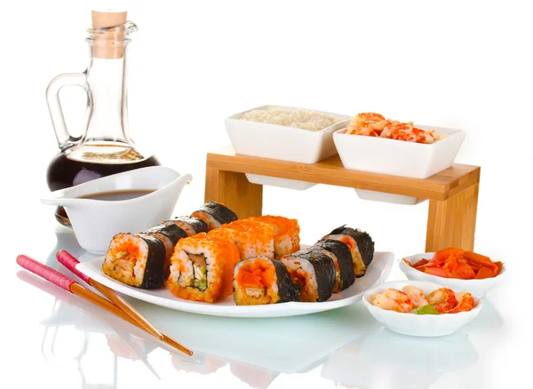 Delizioso sushi su piatto, bacchette, salsa di soia, pesce e gamberetti isolati su bianco — Foto Stock