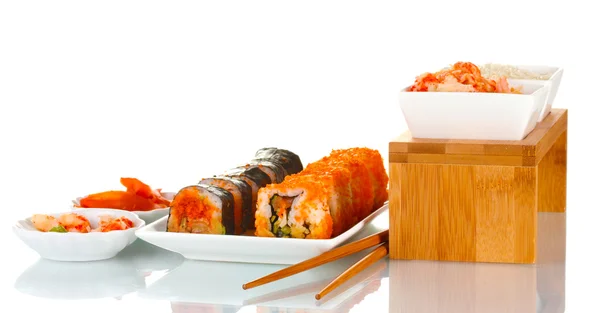 Delicioso sushi en el plato, palillos, salsa de soja, pescado y camarones aislados en blanco —  Fotos de Stock