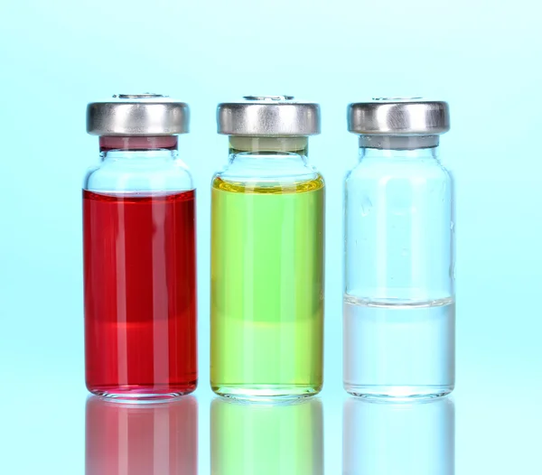 Ampollas médicas sobre fondo azul — Foto de Stock