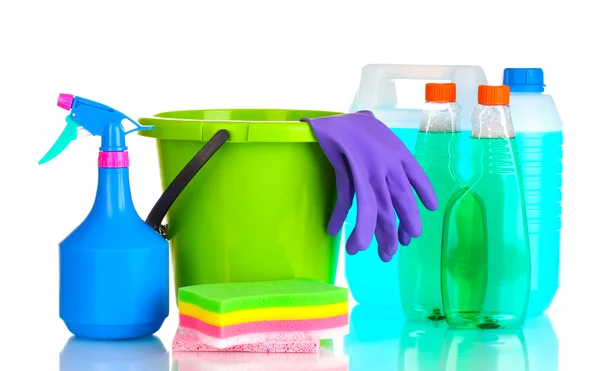 Kanystr, detergentů lahví s kapalinou a kbelík izolovaných na bílém — Stock fotografie