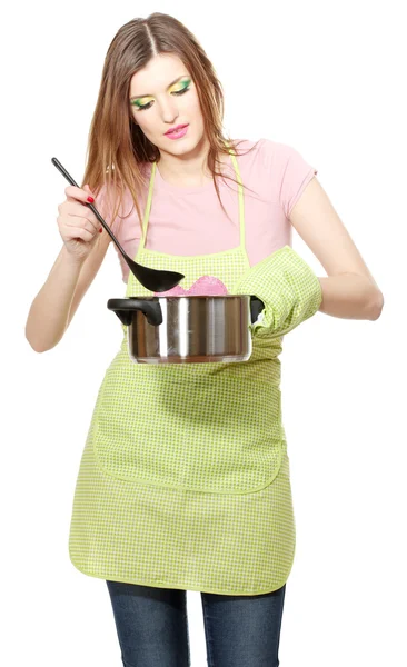 Bella giovane casalinga con una padella e cucchiaio isolato su bianco — Foto Stock