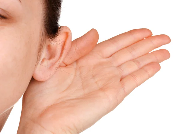 Человеческое ухо и рука крупным планом изолированы на белом — стоковое фото