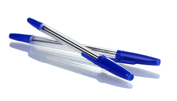 Deux stylos bleus isolés sur blanc — Photo