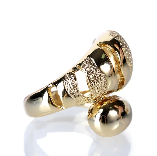 Piękny Złoty pierścionek na białym tle — Zdjęcie stockowe