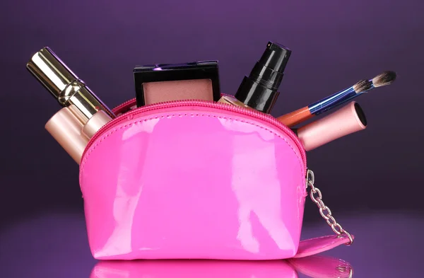 化粧品と紫色の背景にブラシでバッグを作る — ストック写真