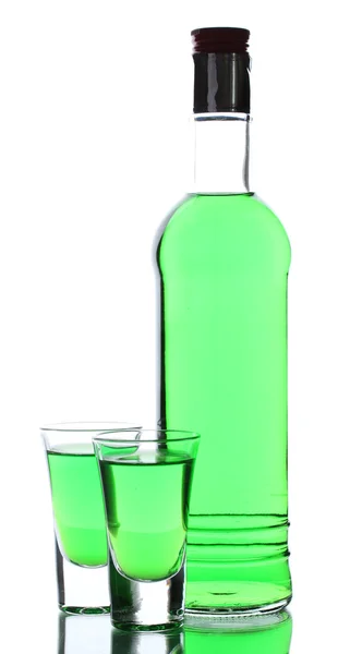 Botella y dos vasos de absenta aislados en blanco —  Fotos de Stock
