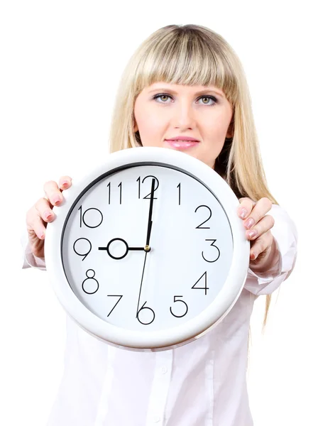 Молодая деловая женщина держит часы изолированы на белом — стоковое фото