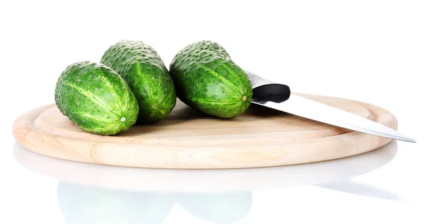 Salatalık üzerinde beyaz izole kesme tahtası — Stok fotoğraf