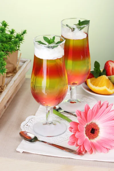 Geleia de frutas em copos e frutas na mesa no café — Fotografia de Stock