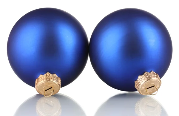 Красивые голубые рождественские шары изолированы на белом — стоковое фото