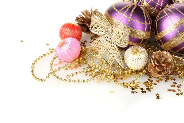 Mooie paarse kerstballen en kegels geïsoleerd op wit — Stockfoto